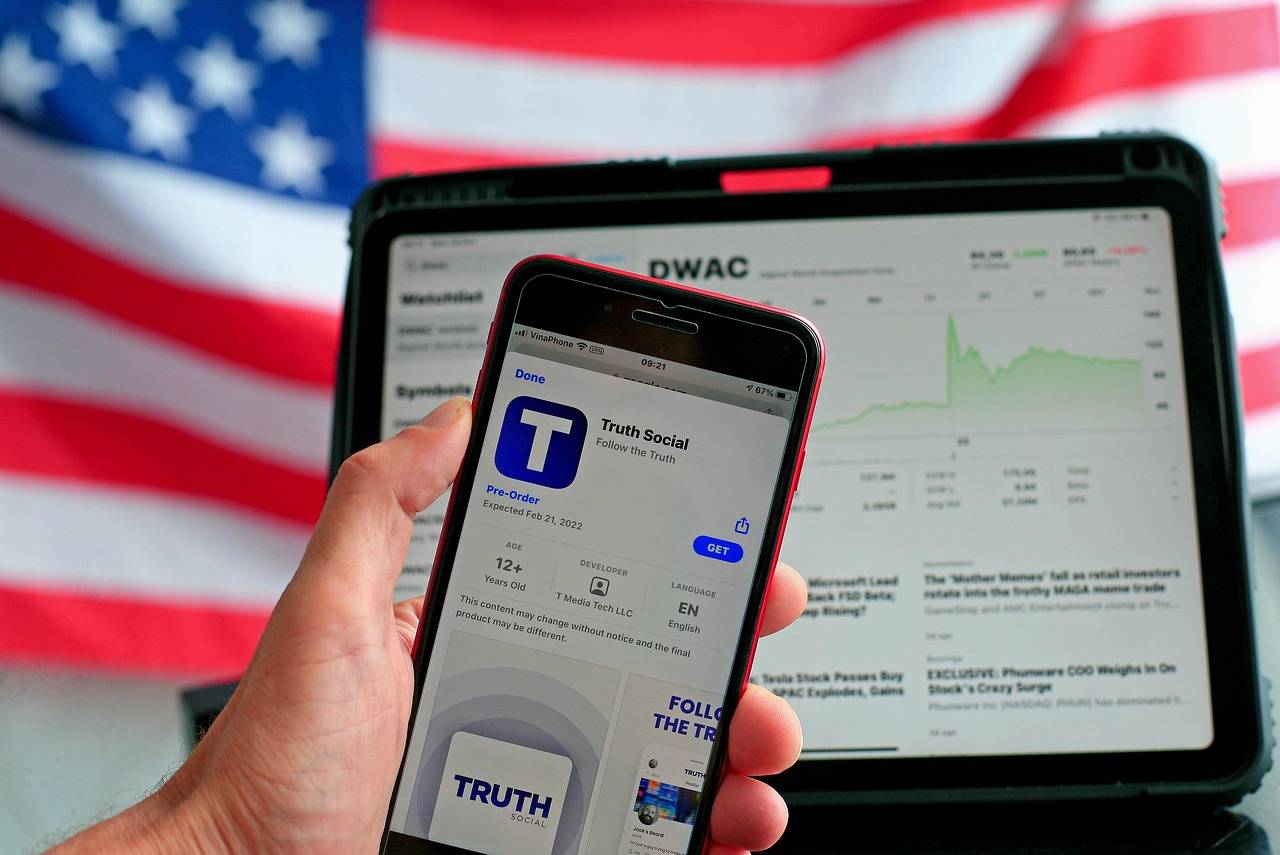 Traders react to market volatility on Wall Street after Trump's tariff threats on the EU and Apple.